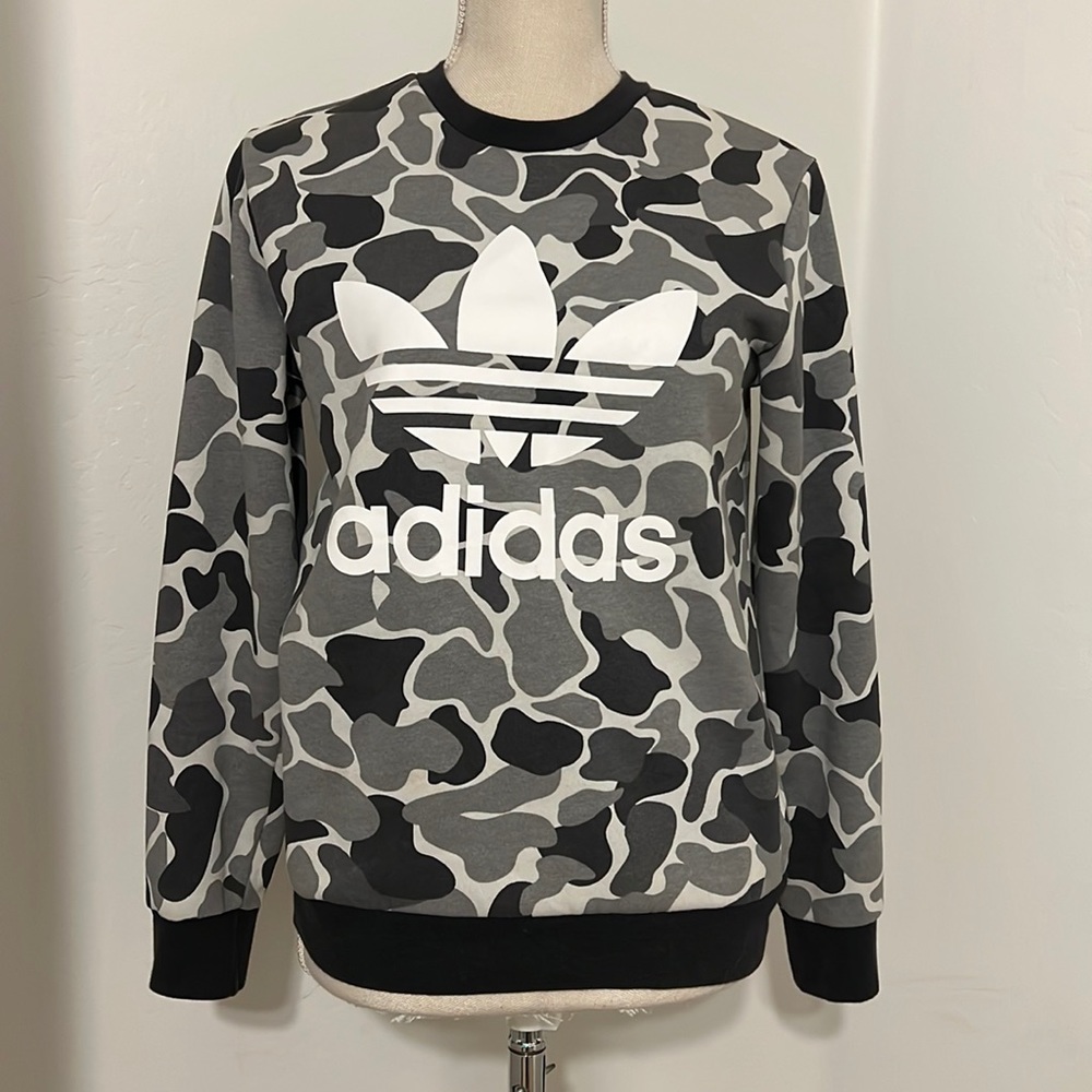 Adidas black camo sweatshirt kids size large fits like a women’s small